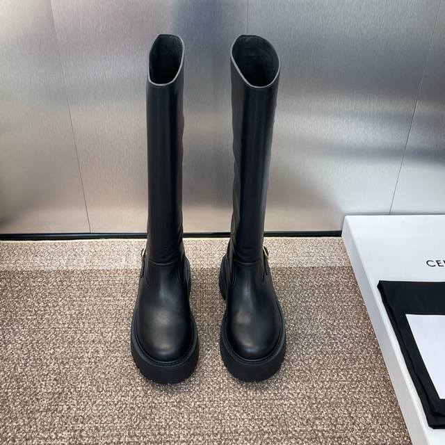 工厂p价p Celine 2025秋冬新款一脚蹬机车女长靴 瑟琳字母Logo厚底低跟圆头皮带扣高筒骑士靴 材质:鞋面定制进口小牛皮+水染牛皮里+原版开模耐磨绒齿
