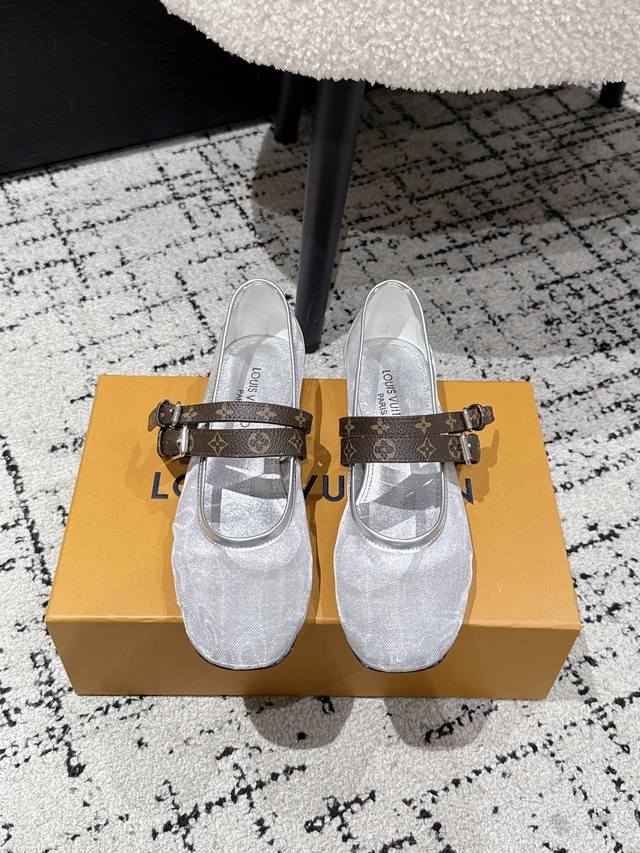 顶级版本 Louis Vuitton Lv路易威登 25 最新玛丽珍单鞋 简约精致，高级感满满，尽显优雅气质～ 上脚超好看，拉满了夏日美鞋绝绝子啊 鞋面：牛皮3