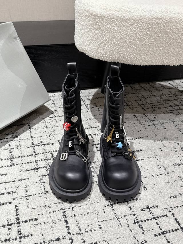 Balenciaga 巴黎世家 25 As Hummer Lace-Up Bootie 系带马丁靴 以其独特的魅力脱颖而出，靴子上那典型的硬件效果不仅彰显了岁月