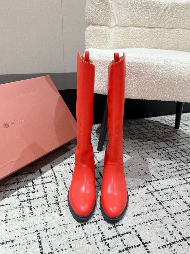 490 Loro piana 诺悠翩雅 L S秋冬新款Lupo直筒靴一脚蹬中筒长靴 Lupo靴子采用精致皮革精心制作而成，经过天然蜡处理，呈现亮丽光泽和清晰而不