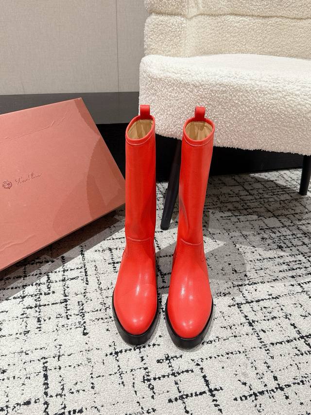 470 Loro piana 诺悠翩雅 L S秋冬新款Lupo直筒靴一脚蹬中筒长靴 Lupo靴子采用精致皮革精心制作而成，经过天然蜡处理，呈现亮丽光泽和清晰而不