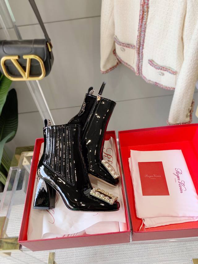 出厂价p Roger Vivie* 秋冬新款钻扣切尔西高跟短靴 粗跟设计非常好穿 经典钻扣装饰 优雅又精致！侧面内置弹力橡筋 方便穿脱！ 鞋面原版牛漆皮 原版开