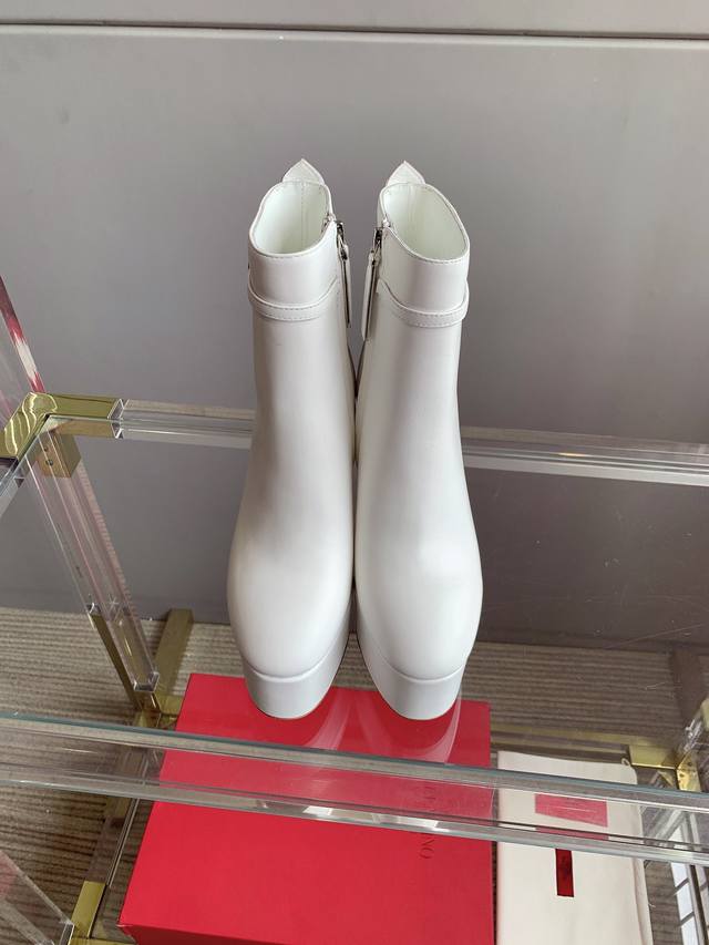 出厂价p Valentin*新款高跟短靴 超厚水台 上脚超稳 鞋面小牛皮 内里垫脚羊皮 意大利真皮大底 水台5Cm 跟高12.5Cm 尺码35-49 40定做