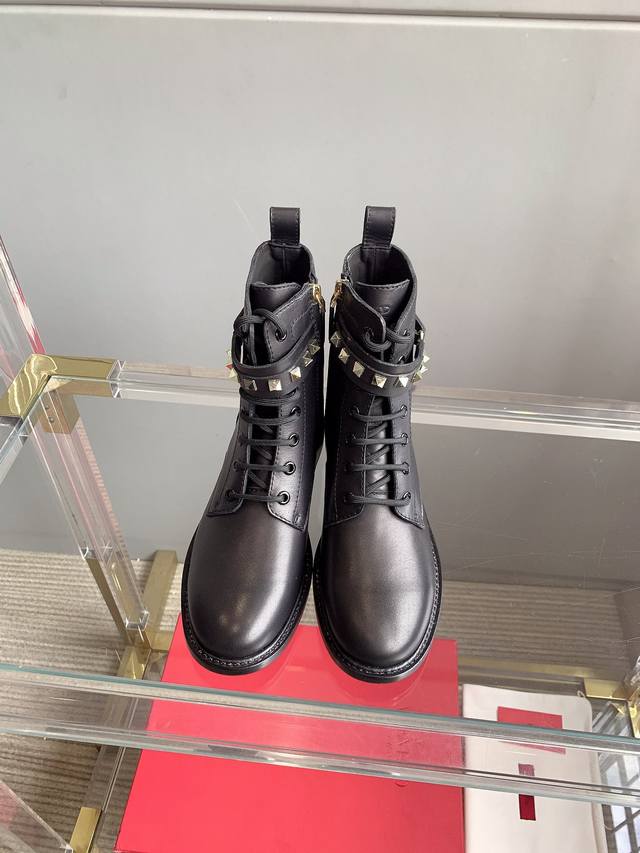 出厂价p Valentino*新款铆钉机车靴 鞋面小牛皮 内里垫脚牛皮 意大利真皮大底 尺码35-39 40定做