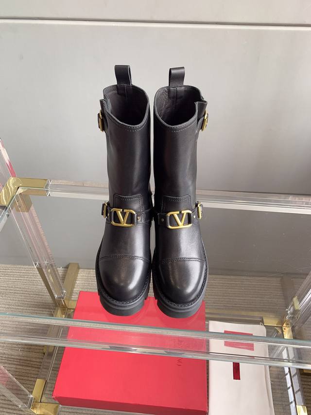 出厂价p Valentino*新款铆钉机车靴 经典Ｖ扣装饰 鞋面小牛皮 内里垫脚牛皮 尺码35-39 40定做
