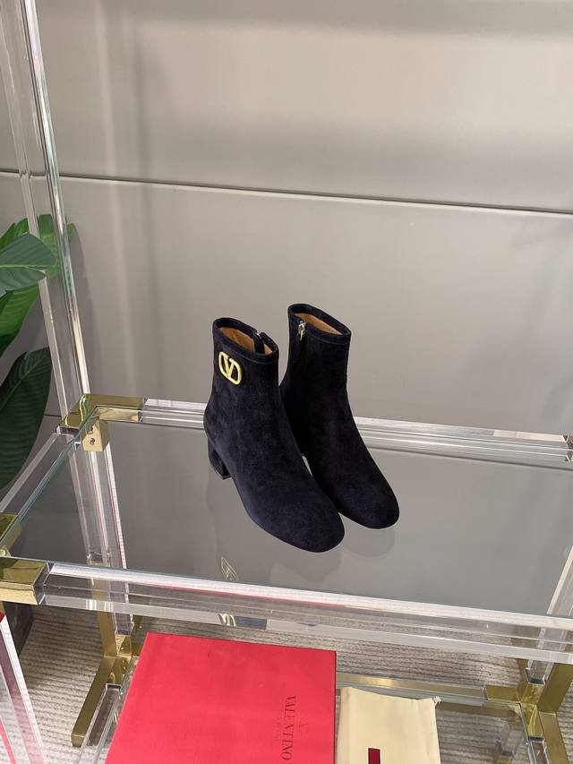 短靴 长靴 Valentin*秋冬系列新款 经典V扣装饰 万年百搭单品 上脚超显腿瘦！细腻羊京面料 高级质感！ 整只靴面采用进口羊京 绝非市面绒布版本 原版开模