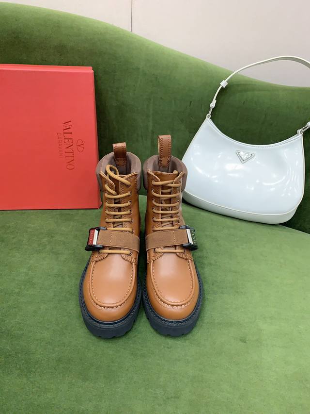 出厂价p Valentin*新款搭扣机车短靴 鞋型硬朗帅气 又酷又飒 上脚效果超赞 鞋面原版小牛皮 内里垫脚牛皮 原版开模成型底 码数35-39 40 41定做