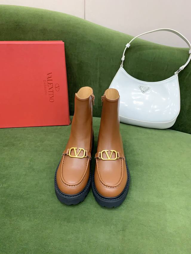 出厂价p Valentin*新款Ｖ扣机车短靴 鞋型硬朗帅气 又酷又飒 上脚效果超赞 鞋面原版小牛皮 内里垫脚牛皮 原版开模成型底 码数35-39 40 41定做