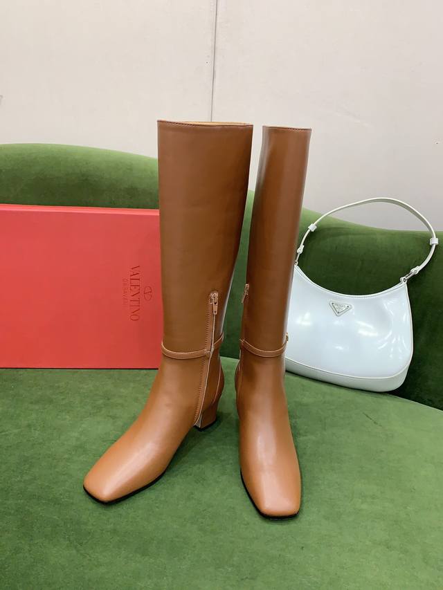 出厂价p Valentin*秋冬新款V扣高跟长靴 经典舒适百搭 鞋面原版小牛皮 原版开模五金扣 内里垫脚羊皮 意大利真皮大底 跟高5.5Cm 码数35-39 4