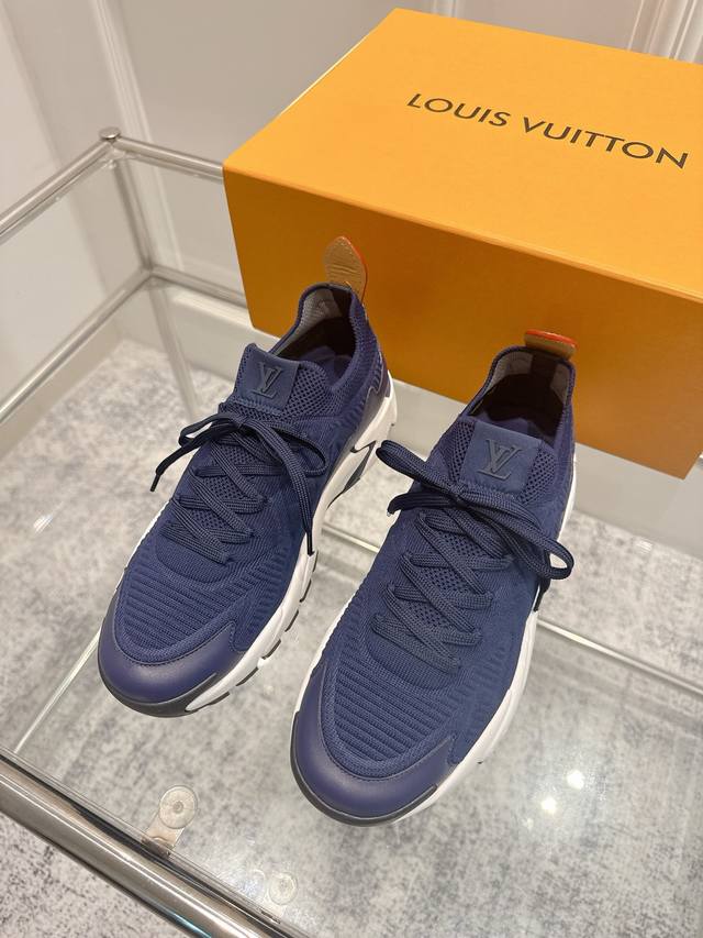 代购级 Lv 路易威登 Runner Tatic运动鞋网面飞织鞋 Lv Runner Tatic运动鞋网面飞织延续跑鞋的设计精髓，瞩目亮相路易威 脚感轻盈舒适，