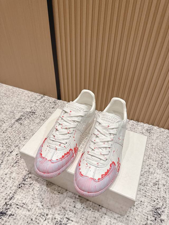 顶级版本：女款 男款280 Maisonmargiela Mm6德训休闲鞋鬼才设计师品牌，一个轻奢品牌上脚很百搭哦，也很随脚舒适。 这一款德国训练鞋延续了经典的