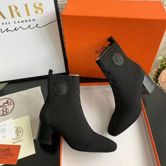 皮底 Hermes 爱马仕 早秋新款巨献 市场最高版本！原板1:1代购级别品质。 这款是本季H家最年轻的一款单品了！这个季节穿刚好，上脚超好看，特显修长 面料：