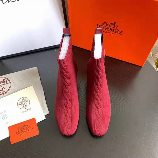 皮底 Hermes 爱马仕 早秋新款巨献 市场最高版本！原板1:1代购级别品质。 这款是本季H家最年轻的一款单品了！这个季节穿刚好，上脚超好看，特显修长 面料：