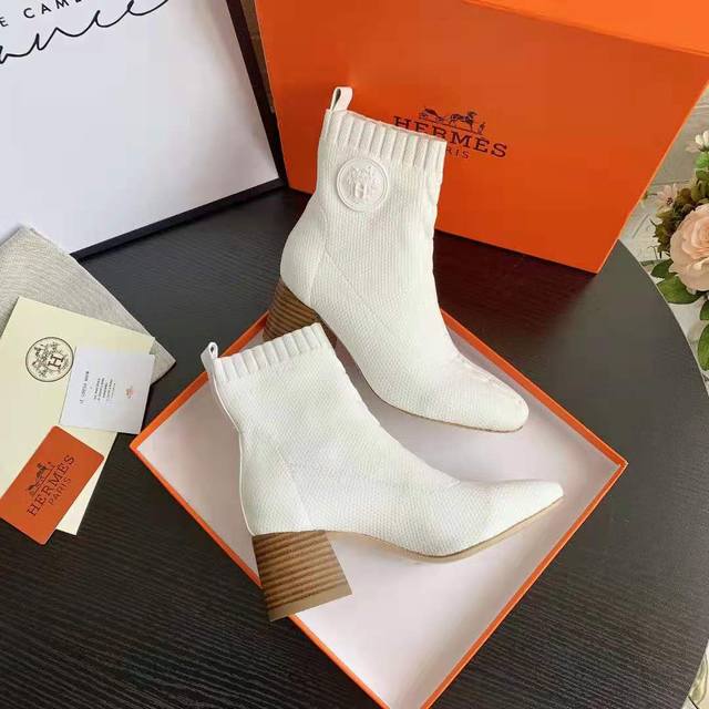 皮底 Hermes 爱马仕 早秋新款巨献 市场最高版本！原板1:1代购级别品质。 这款是本季H家最年轻的一款单品了！这个季节穿刚好，上脚超好看，特显修长 面料：