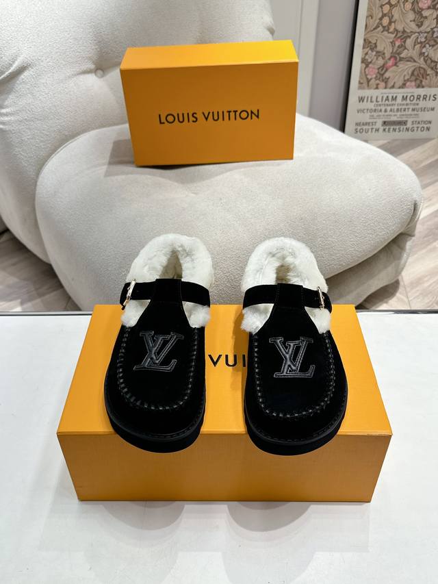 工厂p价p： 路易威登Lv Louis Vuott On Fw24 New Arrival～秋冬最新款毛毛拖鞋～ 这双毛拖也是好好看！皮质的就是非常高级呀！！搭