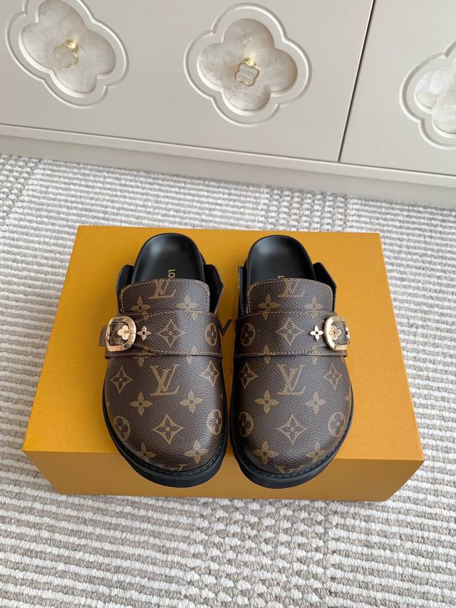 批女 男 L驴家情侣款包头半拖 穆勒拖鞋 顶级品质 本款 Lv Cosy Comfort 平底凉拖取材光滑牛皮革，在潮流之中流露闲适惬意。可调节饰带点缀 Mon