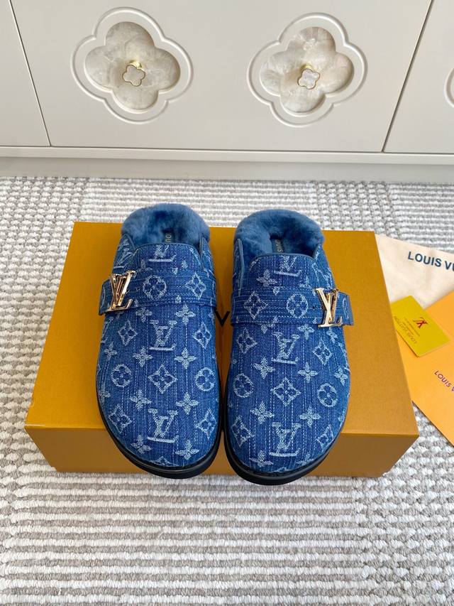 批女 男 L驴家情侣款包头半拖 穆勒拖鞋 毛毛拖 顶级品质 本款 Lv Cosy Comfort 平底凉拖取材光滑牛皮革，在潮流之中流露闲适惬意。可调节饰带点缀