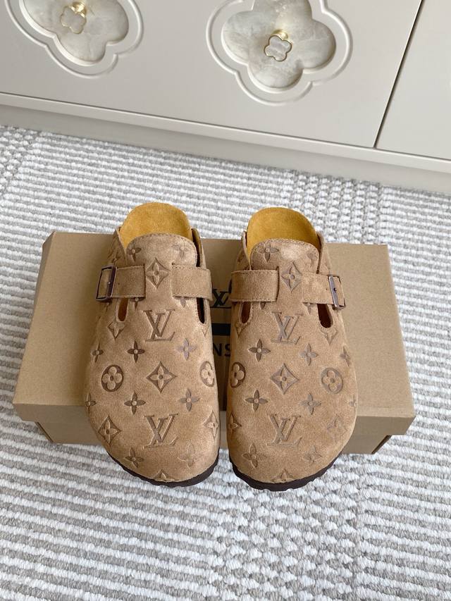 批女 男 L驴家情侣款老花勃肯鞋 穆勒包头拖鞋 顶级品质 Lv Cosy Comfort 平底凉拖开启日常闲适步伐。Monogram 漆面帆布鞋面搭配可调节搭扣