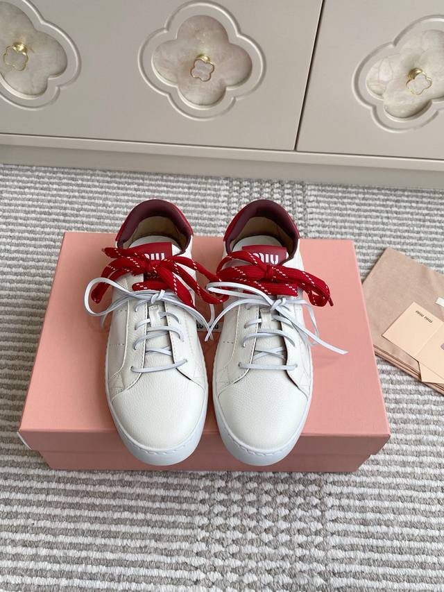 Miu Mi* 25Ss 缪缪薄底饼干底 25Ss 春夏新款英伦风系带 小白鞋 休闲鞋 Miumiu秀场适当独一无二的擦色工艺工艺来自Miu Miu系列的细节特