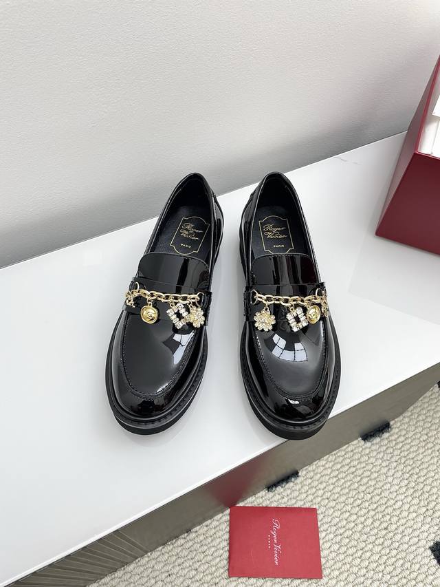 代购级Roger Vivier Rv 』25秋冬新品平底单鞋乐福鞋！ 复古勋徽章，融入现代金属钻链元素，打造复古与摩登并存的时尚美学！搭配闪耀金属饰扣，每一步都