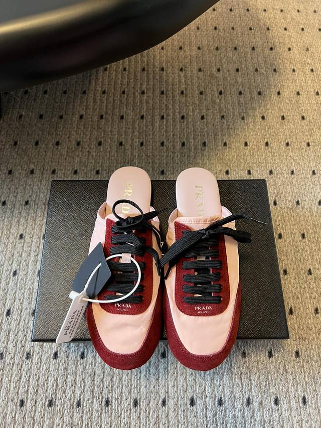 prad* 普拉达走秀款轻便薄底新配色半托德训 大底开模Tpu！不做橡胶！鞋面麂皮有肌理感，内里羊皮包裹，软软糯糯的.鞋垫加厚小羊皮，踩上去无比舒适，有支撑感，