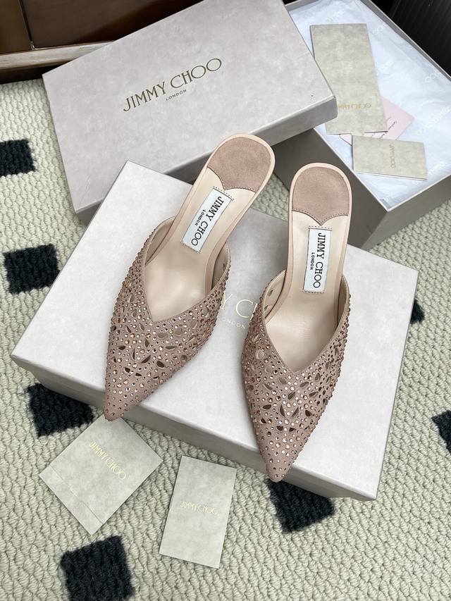 Jimmycho*吉米周25S早春爆品拖鞋凉鞋 这也太仙了叭，像艺术品一样美到窒息的很生动形象，很温柔很仙女，仿佛能闻到花的香气时尚的仙女风穿搭，随意搭配上一条