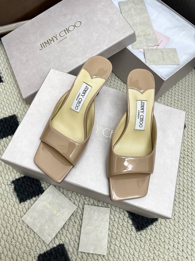 Jimmy Choo｜吉米周经典高跟拖鞋 真的是看一眼就爱上的程度 .丝毫不夸张 设计显秀气.上脚贼好看 特别精致！ 鞋面:采用进口小羊皮 内里:混种羊皮 大底