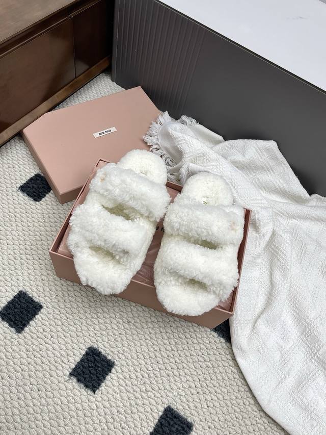 Miu Miu 25Ss 秋冬新品魔术贴毛拖 秋冬新宠 百搭时髦单品！不管居家还是外穿都是品味的象征性！ 秋冬搭配袜子 那更是太绝太绝了 进口澳洲真羊毛，手感细