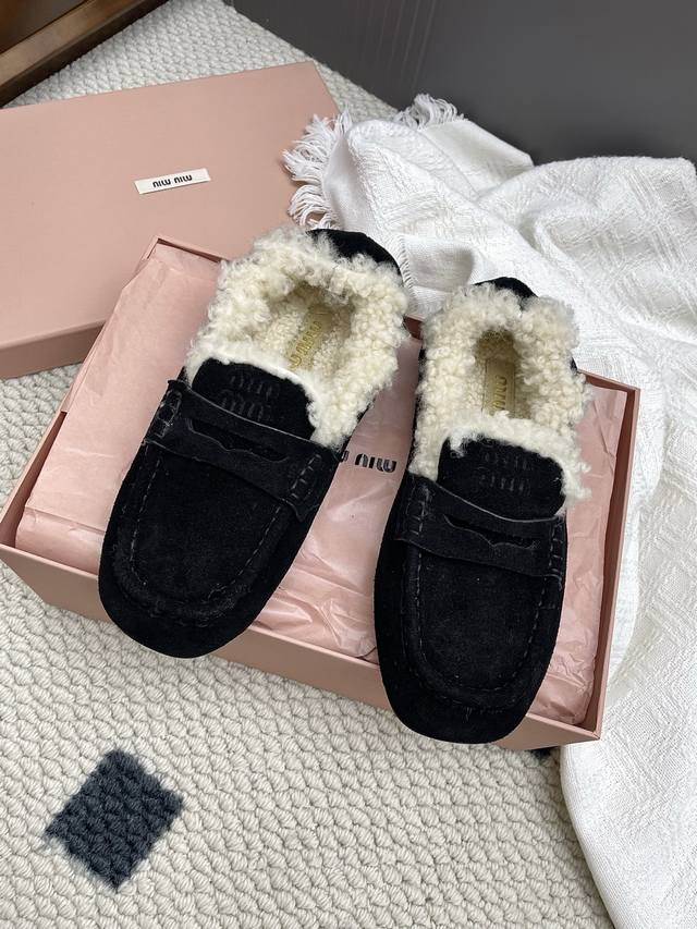 Miu Miu 缪缪 25Ss 秋冬新款 羊卷毛内衬 乐福鞋 这款秋冬乐福鞋，面料采用高丝光牛反绒皮材质，呈现出细腻的绒毛质感，为鞋子增添了一份柔和与温暖的感觉