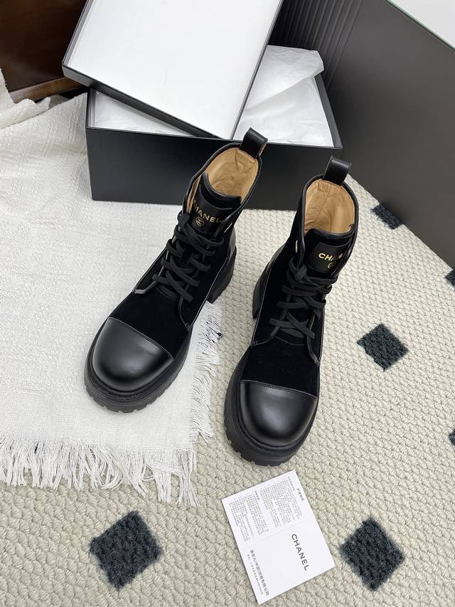 Chanel 25Ss 早秋 专柜新款增高厚底马丁靴 真的是小个子福星，厚底5Cma 更精致一点，菱格鞋面 鞋头的暗花Logo还有后跟的Logo都很别致，显腿瘦