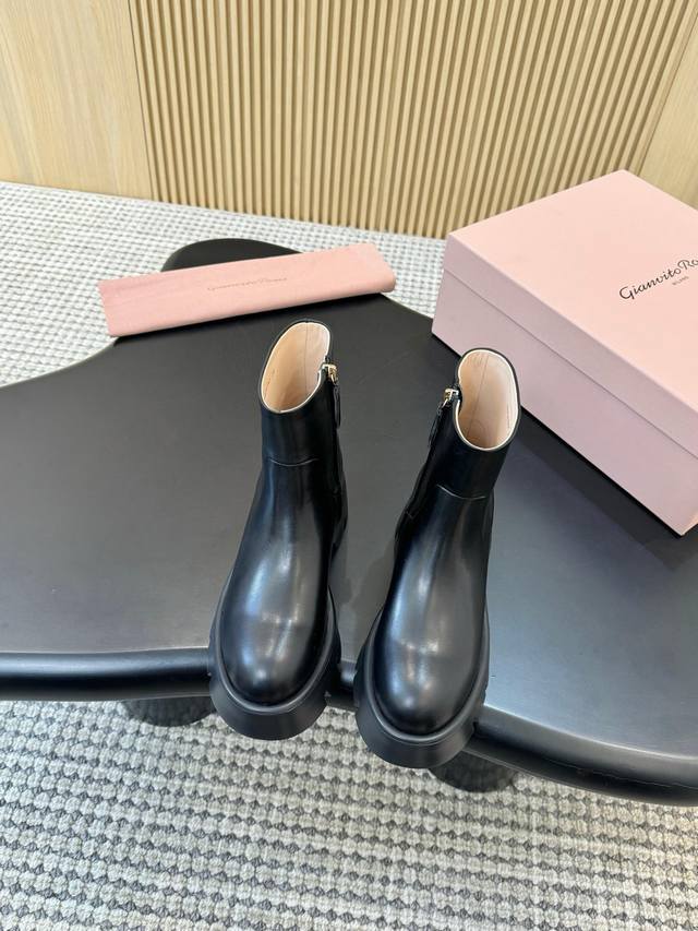 代购级Gianvito Rossi增高厚底侧拉链短靴 秋冬限定款 专柜非常难买 看着很硬的样子 其实非常软巨好穿！脚感超赞！ 靴筒宽大 不管腿粗腿细 都能穿出宽