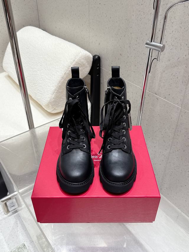 顶级版 Roger Vivier 罗杰维维亚秋冬新款女靴 方扣中筒靴厚底英伦风马丁靴 Rv 绝美钻扣中筒靴，系带设计，上身显瘦修饰腿型。风格帅气十足，百搭时尚，