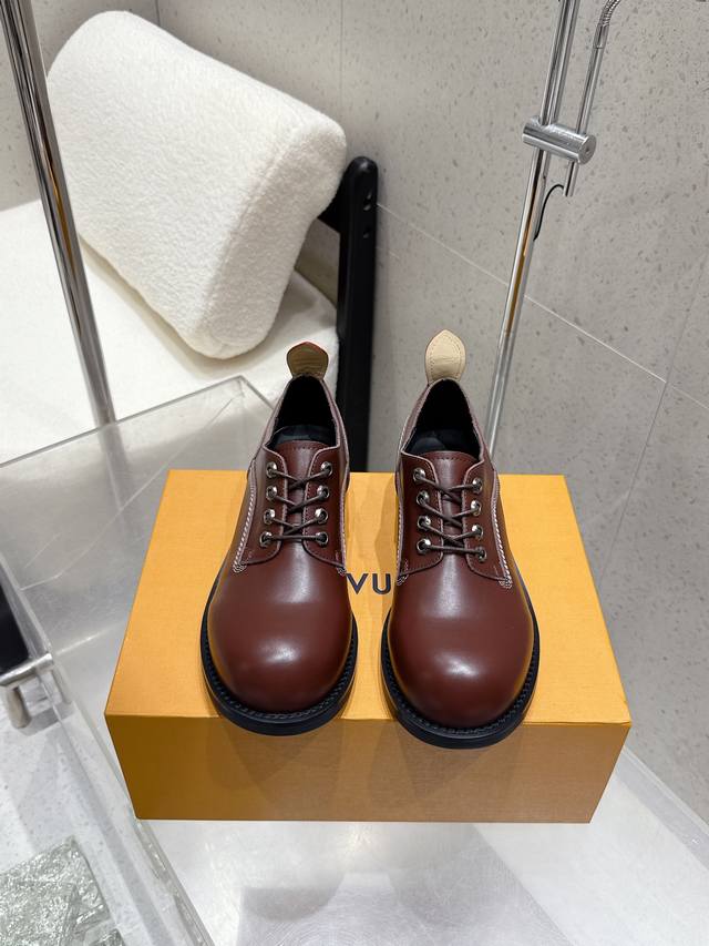 高版本 只有男码 Louis Vuitton Ss25 Lv驴牌新款厚底系带德比大头鞋男士休闲鞋 短靴 本款 乐福鞋以头层小牛皮革裁出轻盈舒适鞋身。厚实 Eva
