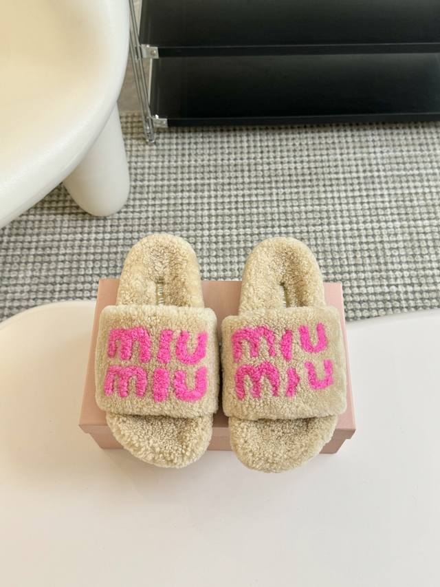 Miumiu经典秋冬厚底水钻毛毛拖鞋 这季节美鞋太多这款毛拖 真的是让我无法自拔真太可爱了～ 毛茸茸的羊毛是选用欧洲进口A级羊毛 我们做到与原版一致满鞋 全部采