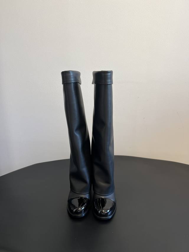Chanel 小香 24 顶版 圆头粗跟裤筒靴 美的太超过了 最近非常爆真的是很耐看越看越喜欢！这款马丁靴真的太适合秋冬了 厚底上脚超级舒服，拉长腿型不在话下！