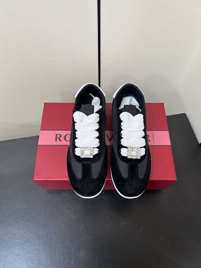 高版本 Roger Vivier2025新款水钻扣方扣休闲鞋小方扣德训鞋 Viv Low运动休闲鞋以前面的饰扣和侧边的字母刺绣吸引眼球，绒面皮革拼织物制成，橡胶