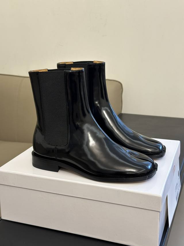 Maisonmargiela Tabi分趾靴 Mm6经典切尔西 短靴，时髦精的基础入门单品 好穿不挑脚，随意搭配，调性拉满 小牛皮鞋面，牛皮内里，牛皮底 顶级