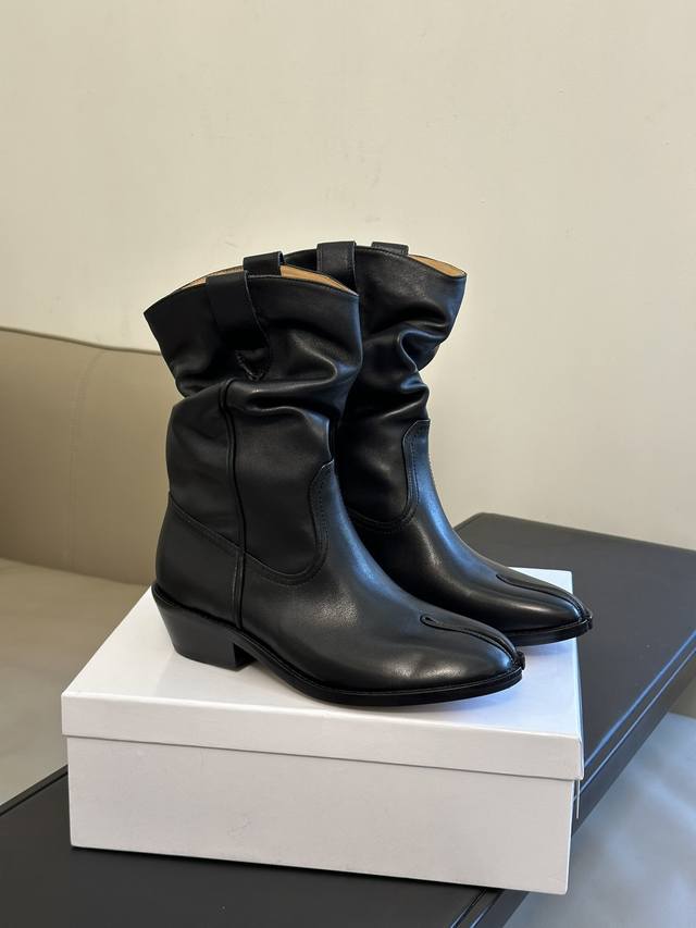 Maisonmargiela Mm6马吉拉西部靴 调性十足，辨识度极高 时髦亮眼的单品，搭配指数10颗 小牛皮材质，内里水染牛皮，鞋底牛皮 顶级精品35-41
