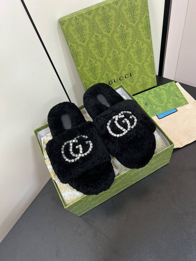 Gucci 最新24新款水钻羊毛拖鞋 欧洲进口A级羊毛 与原版一致满鞋全部采用纯羊毛 鞋面和垫脚Logo采用混种羊皮， 大底与原版一样的Tpu材质底片耐磨防滑