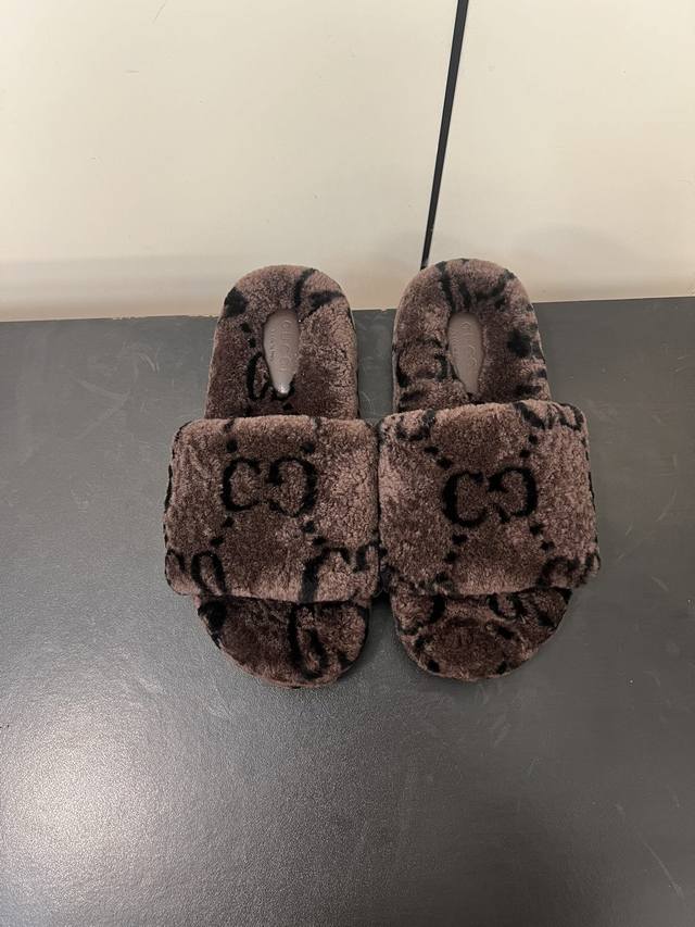 Gucci 最新24Ss印花羊毛拖鞋 欧洲进口A级羊毛 与原版一致满鞋全部采用纯羊毛 鞋面和垫脚Logo采用混种羊皮， 大底与原版一样的Tpu材质底片耐磨防滑