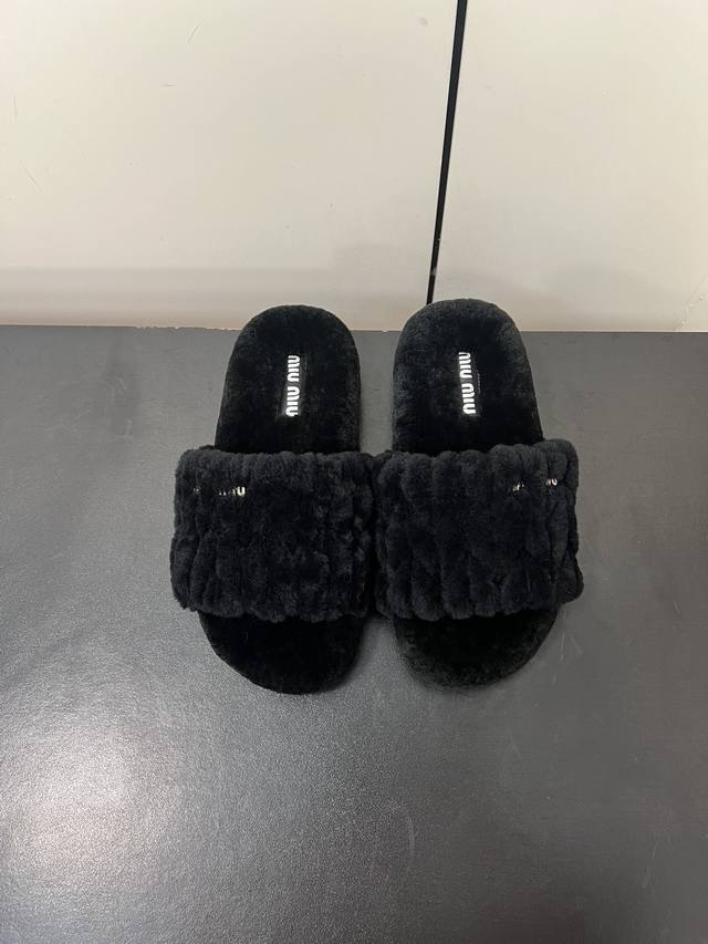 Miumiu缪缪毛毛拖 秋冬新款毛毛拖鞋Miu Miu秋冬新季的潮流要素，与此刻挚爱的概念，多元对撞，传达现代风格~ 怎么穿都好看今夏时髦精最爱 看起来不怎么舒