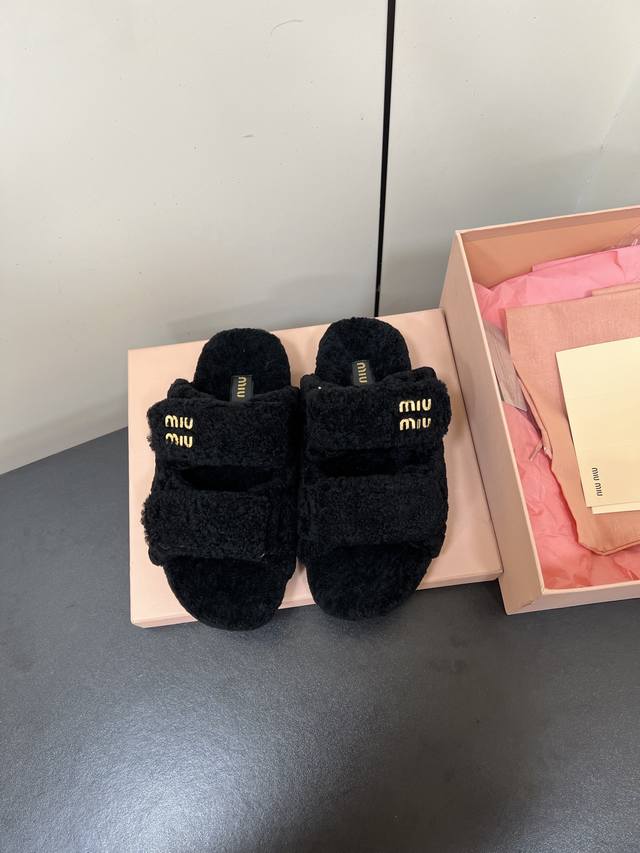 Miumiu 缪缪 2025Ss秋冬新款居家魔术贴毛毛拖鞋毛毛鞋 缪缪又让我重新爱了它一次！这季节美鞋太多这款毛毛拖真的是让我无法自拔真太酷太百搭了～ 上脚超级