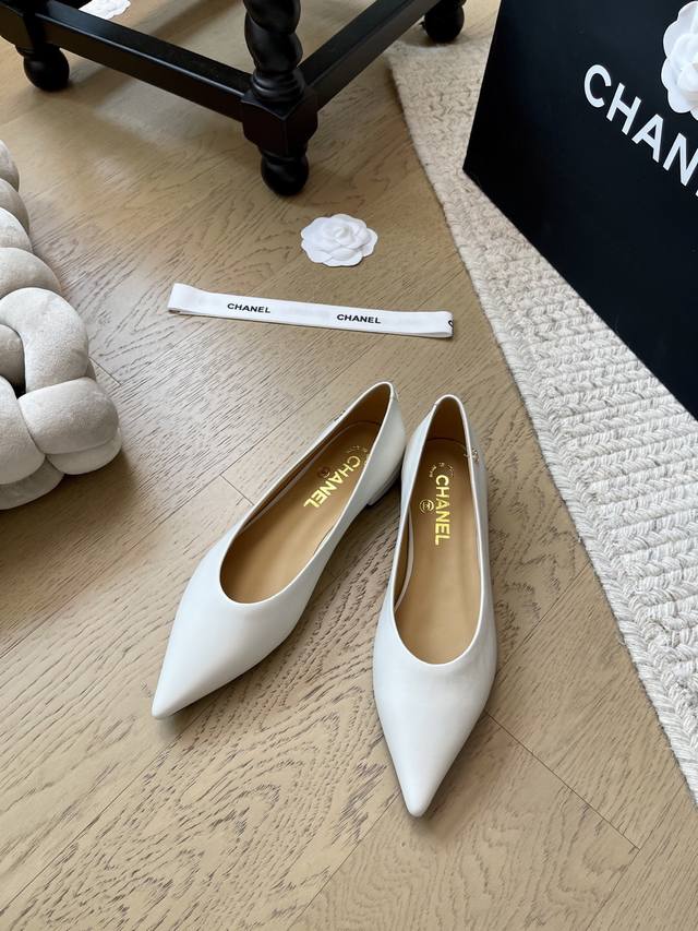 Chanel 25K新款尖头低跟单鞋！ 顶级版本！抢先发售 鞋面羊皮 垫脚羊皮 真皮底 码数：35-41 40 41定制不退换
