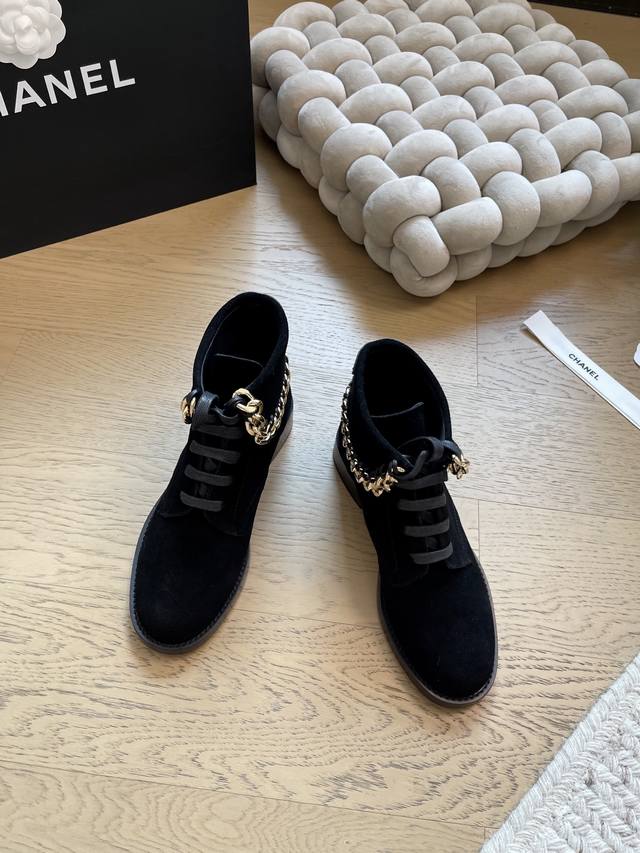 Chanel 25K秋冬新款麂皮链条短靴！ 顶级版本！抢先发售 鞋面麂皮 内里羊皮 真皮底 码数：35-41 40 41定制不退换