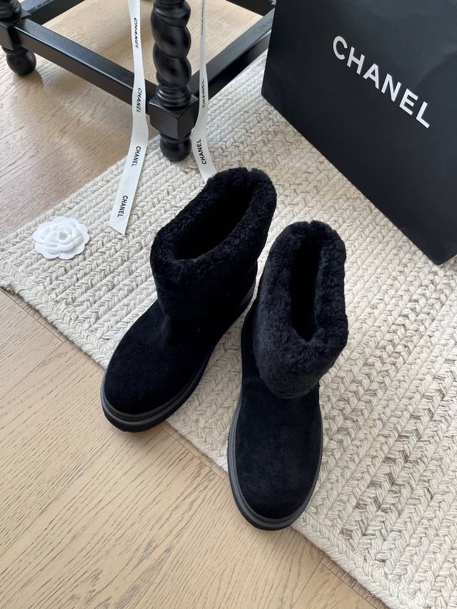 Chanel 秋冬经典雪地短靴系列！ 顶级版本！100%羊羔毛 妥妥的冬天保暖神器 可以穿一个冬季的鞋鞋 鞋面皮毛一体！内里羊羔毛柔软舒适 原版橡胶大底 3Cm