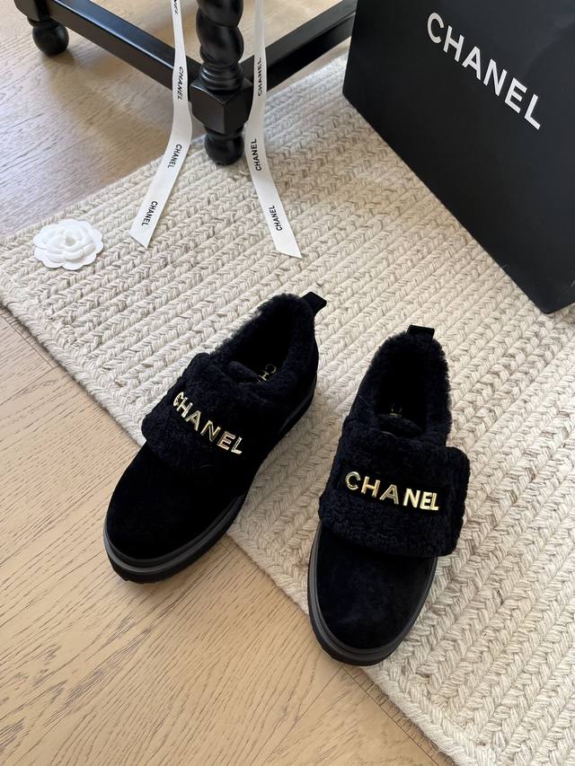 Chanel 秋冬经典雪地单鞋系列！ 顶级版本！100%羊羔毛 妥妥的冬天保暖神器 可以穿一个冬季的鞋鞋 鞋面皮毛一体！内里羊羔毛柔软舒适 原版橡胶大底 3Cm