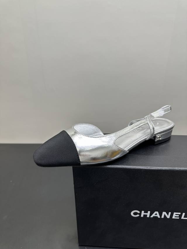 Chanel 香奈儿小香风经典拼色凉鞋，银色夏季专柜新色，这款单品延续经典小香特色...百搭时尚单鞋走秀款，全新升级楦头 ，独家订制五金扣 、原版开模 黑色漆皮