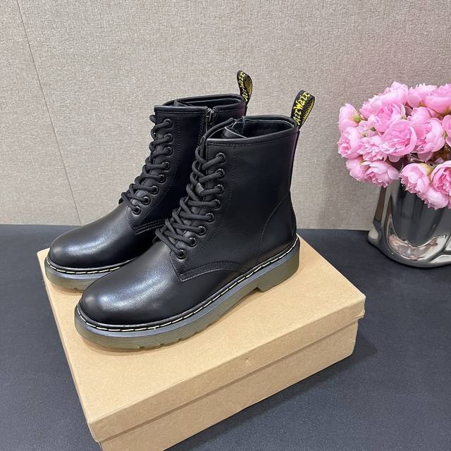 顶级版本 代购级别 Dr.Martens马丁博士 马丁靴 朴彩英Rose同款 ，终于出货了， 面料：原版牛皮 内里：羊皮 绒里 大底：原版大底 尺码：35-40