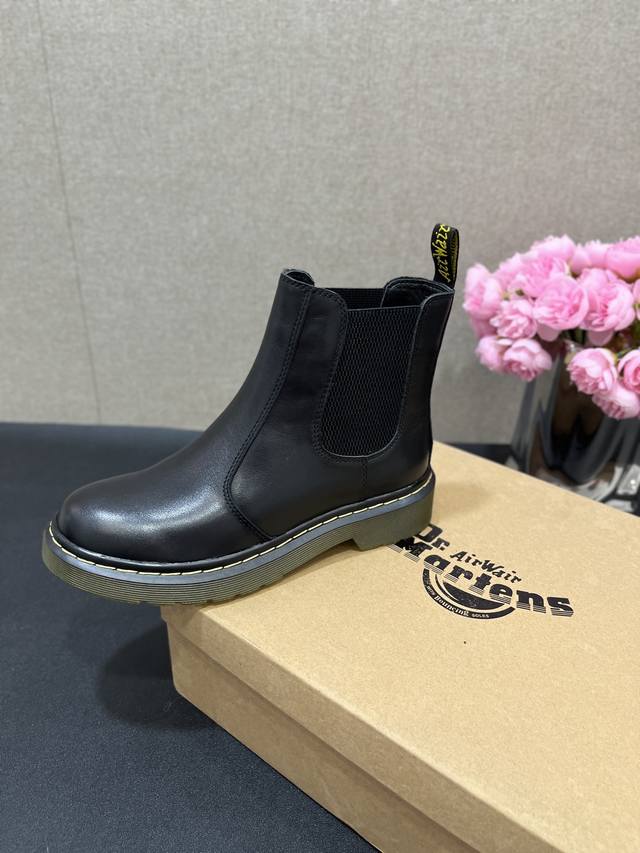 顶级版本 代购级别 Dr.Martens马丁博士 马丁靴 朴彩英Rose同款秋冬切尔西靴2976 ，终于出货了， 面料：原版牛皮 内里：羊皮 绒里 大底：原版大