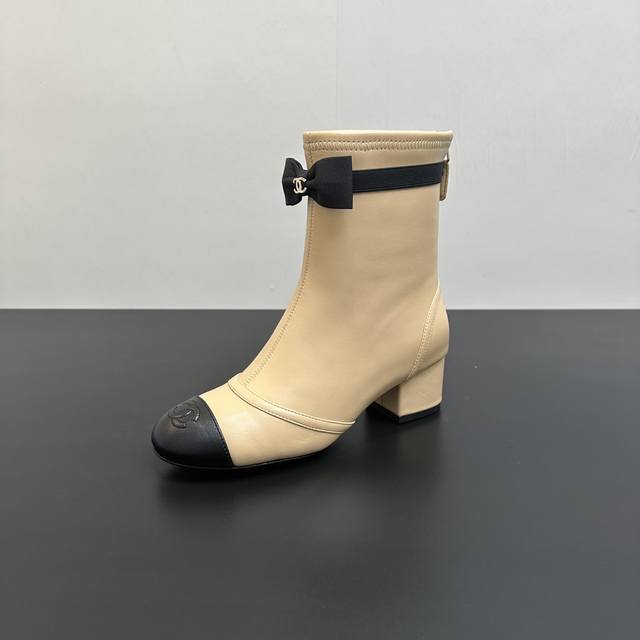 Chanel官 香奈儿新款，简约大方，后拉链蝴蝶结装饰弹力短靴，时尚百搭脚感舒适， 1鞋面：进口羊皮 2内里：羊皮 3跟高：5Cm 4码数：35-42 注意40
